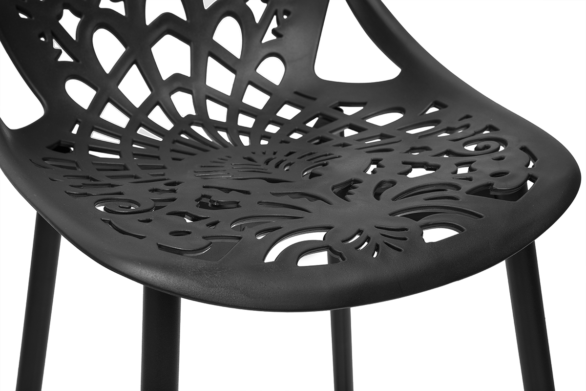 Zoom su sgabello da bar nero con motivo barocco traforato.
