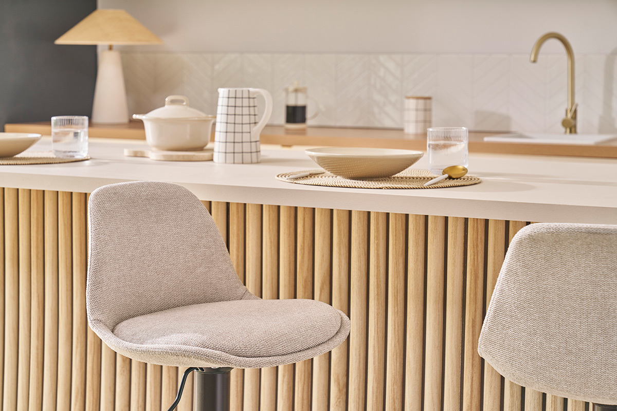 Sgabelli da bar design in tessuto effetto velluto beige (set di 2) STEEVY