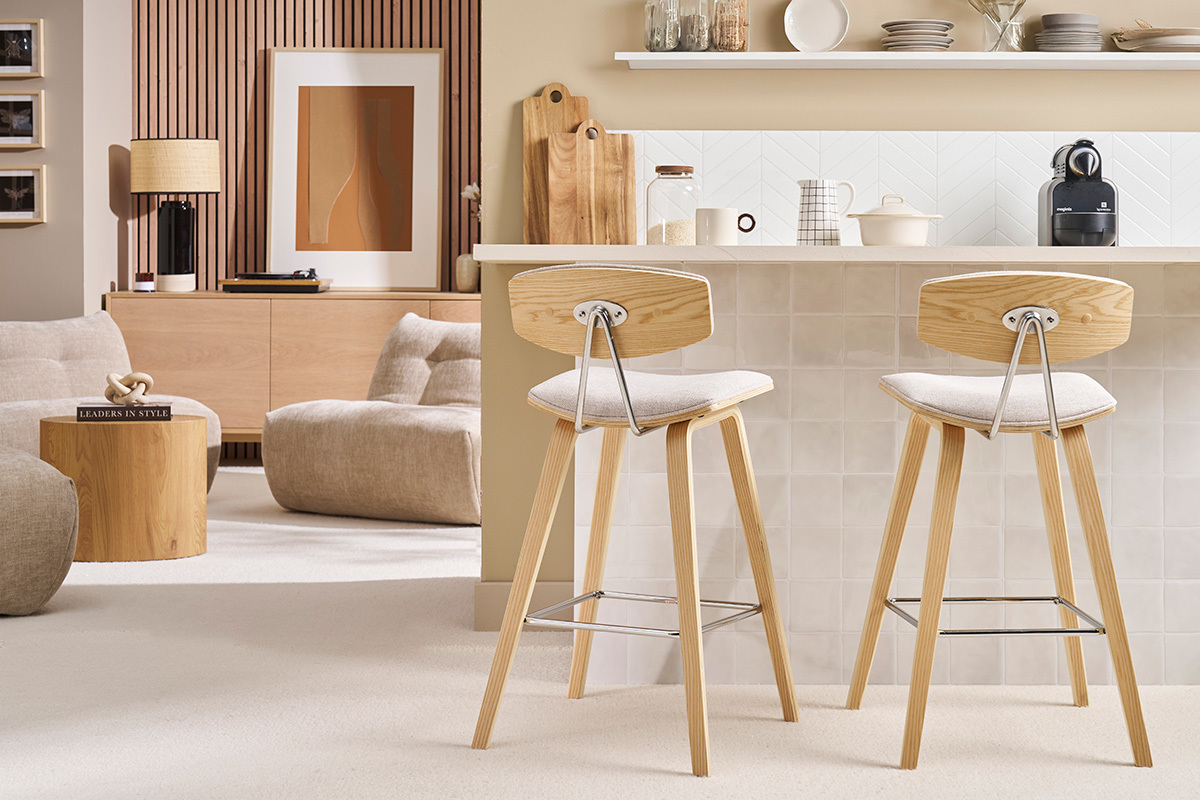 Sgabelli da bar design in tessuto effetto velluto beige e legno chiaro H69 cm (set di 2) VASCO