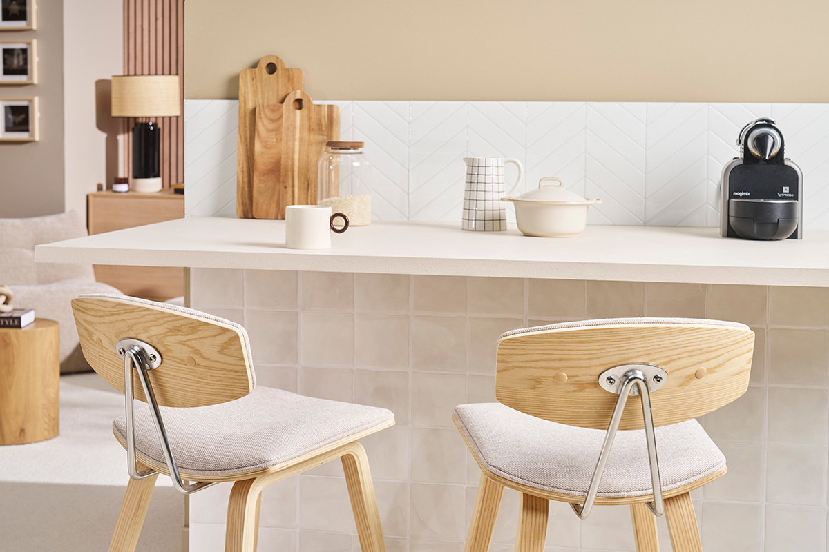 Sgabelli da bar design in tessuto effetto velluto beige e legno chiaro H69 cm (set di 2) VASCO