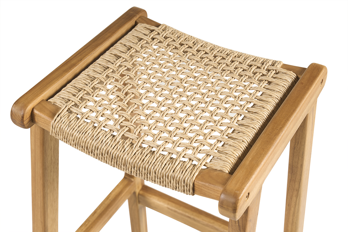 Sgabello da bar in teak massiccio con seduta in rattan intrecciato visto dall'alto.