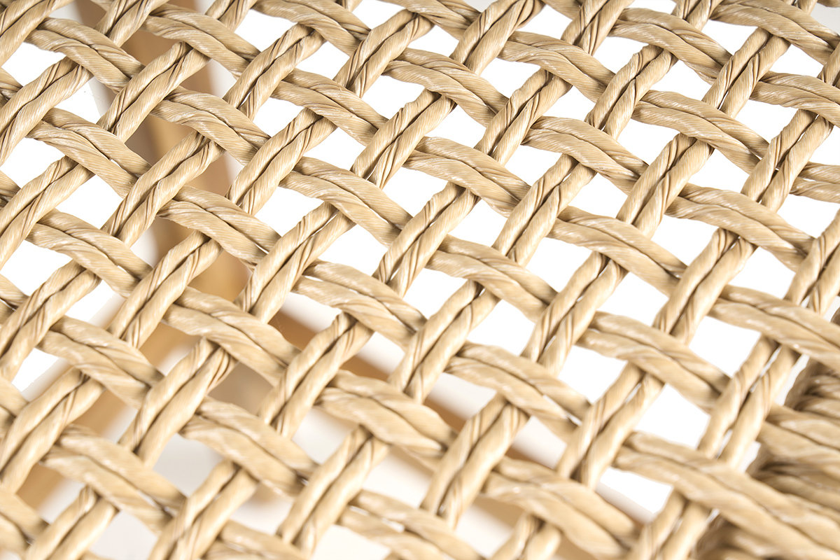 Primo piano sul cannage in rattan sintetico degli sgabelli da bar GAWA.
