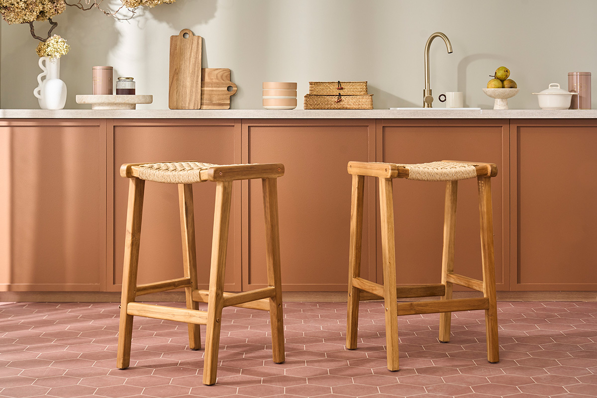 Sgabelli da bar etnici da esterno in legno massello di teak e intreccio di rattan H66 cm (set di 2) GAWA