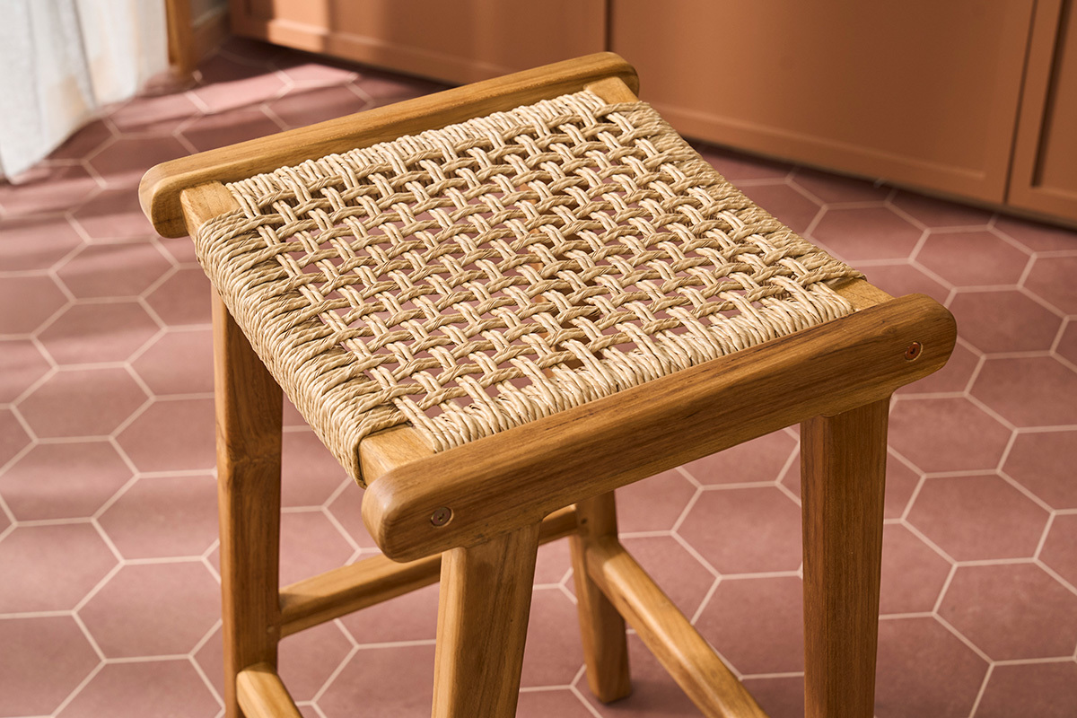 Sgabelli da bar etnici da esterno in legno massello di teak e intreccio di rattan H66 cm (set di 2) GAWA