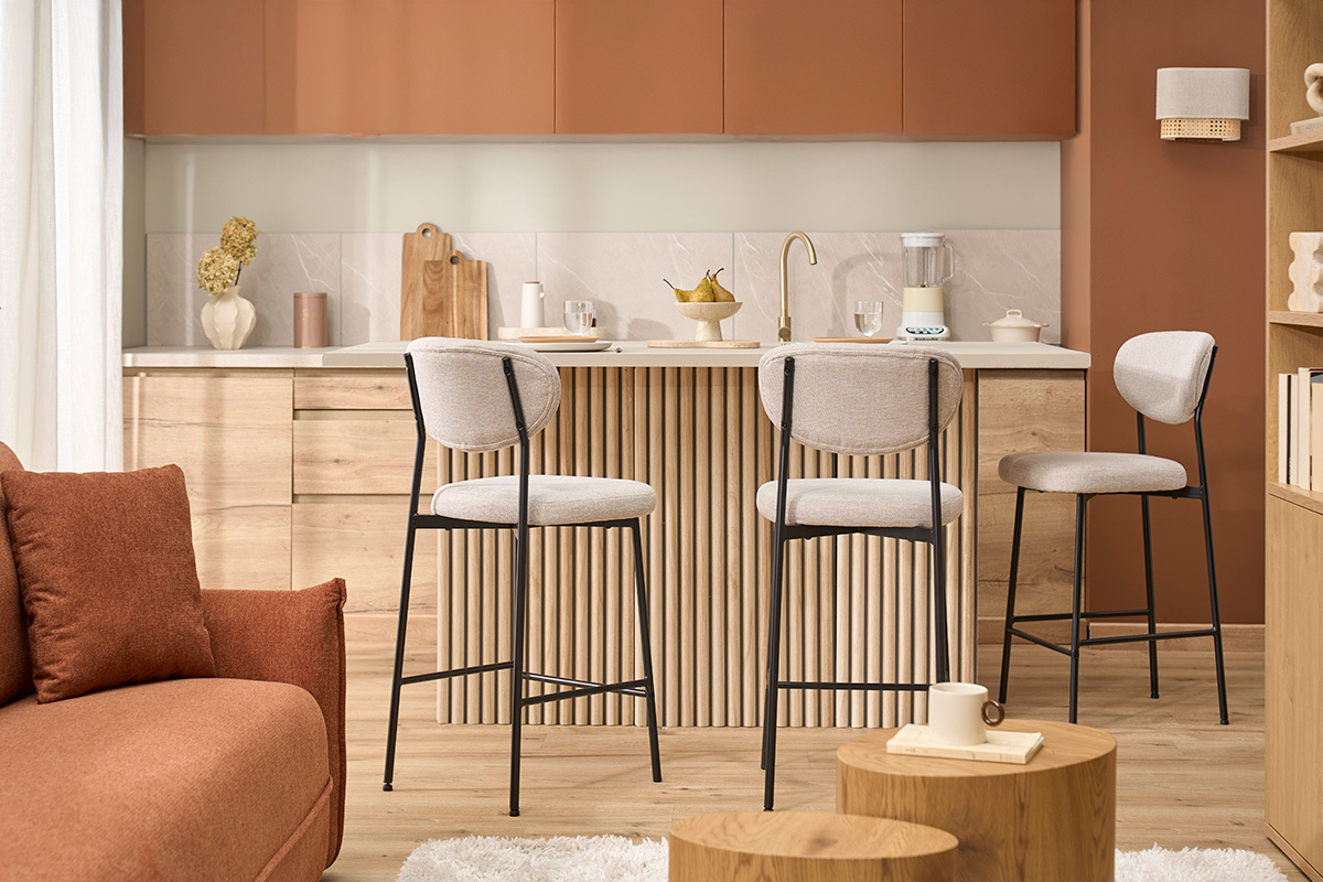 Sgabelli da bar BEKA in tessuto beige e metallo nero davanti isola, interno moderno.
