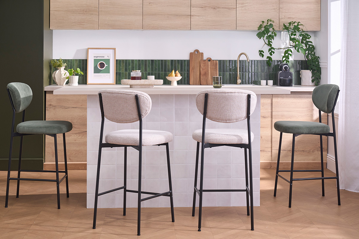 Sgabelli da bar BREKA in tessuto beige e metallo nero intorno a un'isola da cucina.