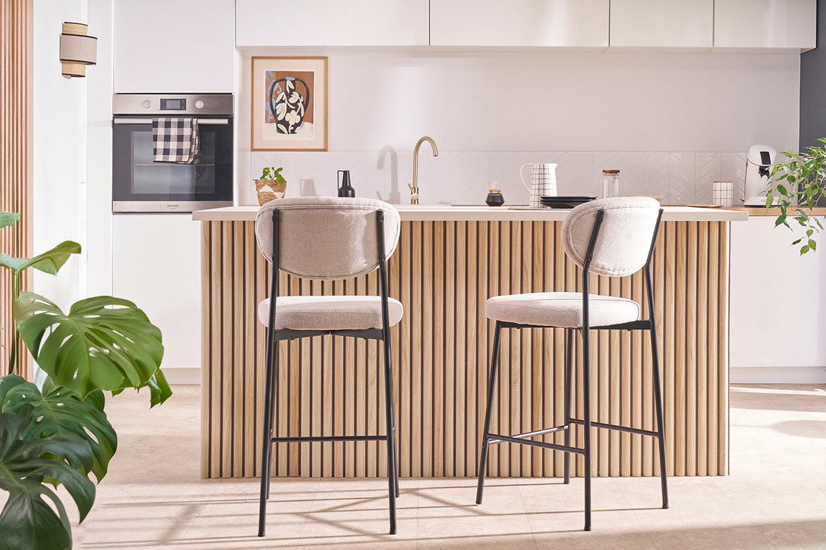 Sgabelli da bar fissi in tessuto beige, vista frontale, in una cucina moderna