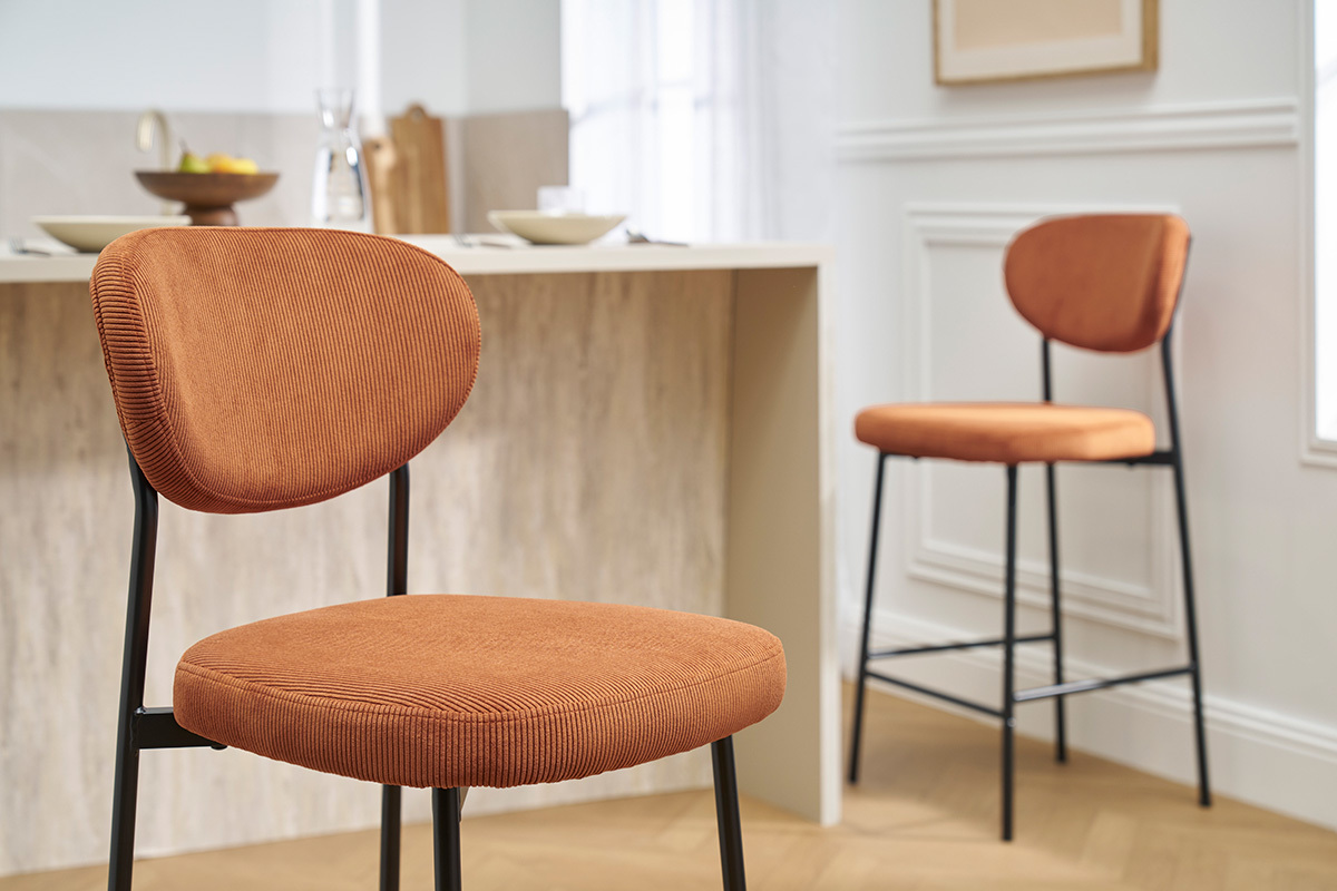 Due sgabelli da bar BREKA in velluto a coste terra bruciata e metallo nero, vista interna.