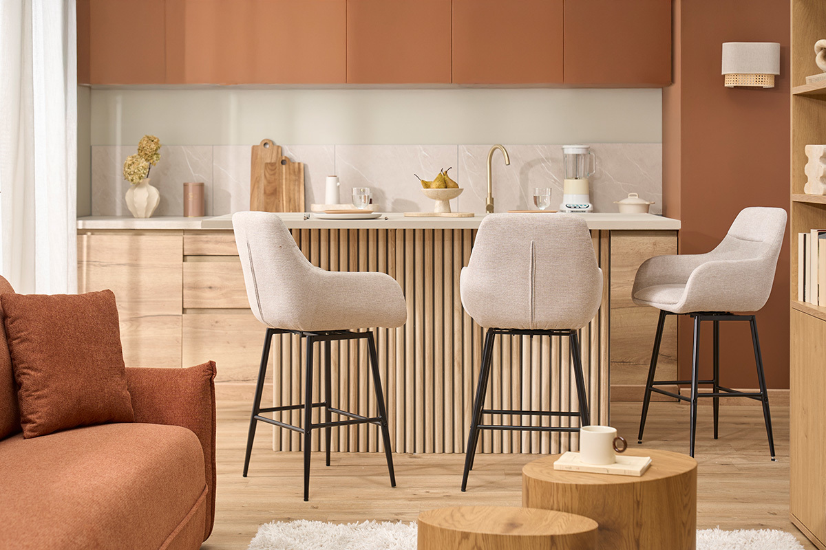 Sgabelli da bar girevoli 360� in tessuto effetto velluto beige e metallo H65.5 cm (set di 2) ALESS