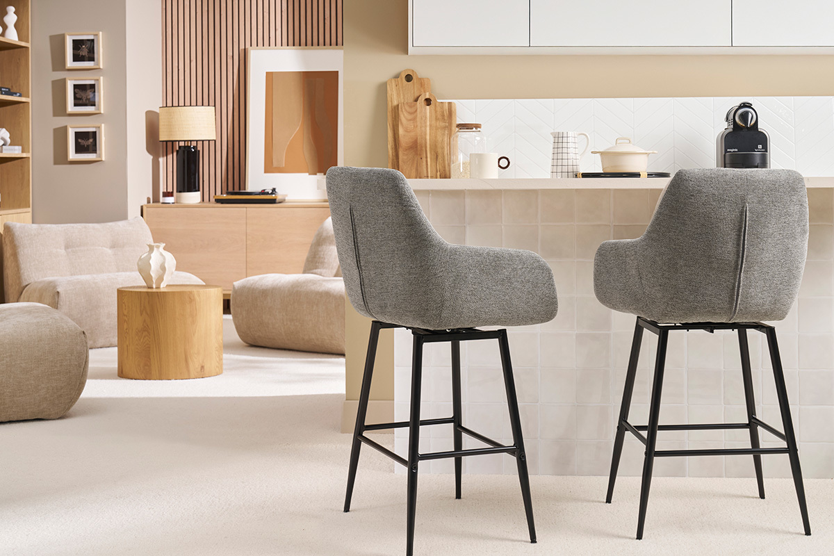 Due sgabelli da bar grigi davanti a un bancone in un soggiorno moderno.