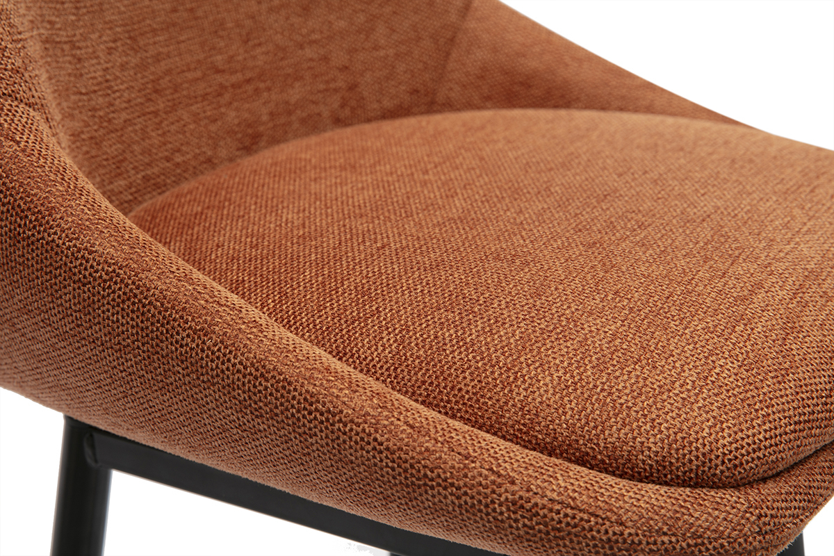 Primo piano su tessuto effetto velluto testurizzato terra bruciata di uno sgabello ALESS.