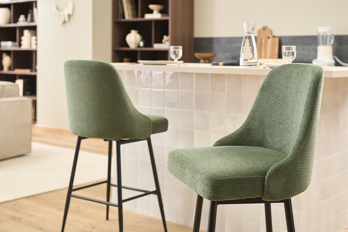 Sgabelli da bar girevoli a 360� in tessuto ciniglia verde kaki e metallo H66 cm (set di 2) HASTA