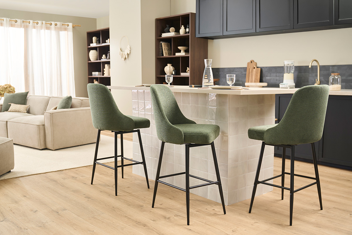 Sgabelli da bar girevoli a 360� in tessuto ciniglia verde kaki e metallo H66 cm (set di 2) HASTA