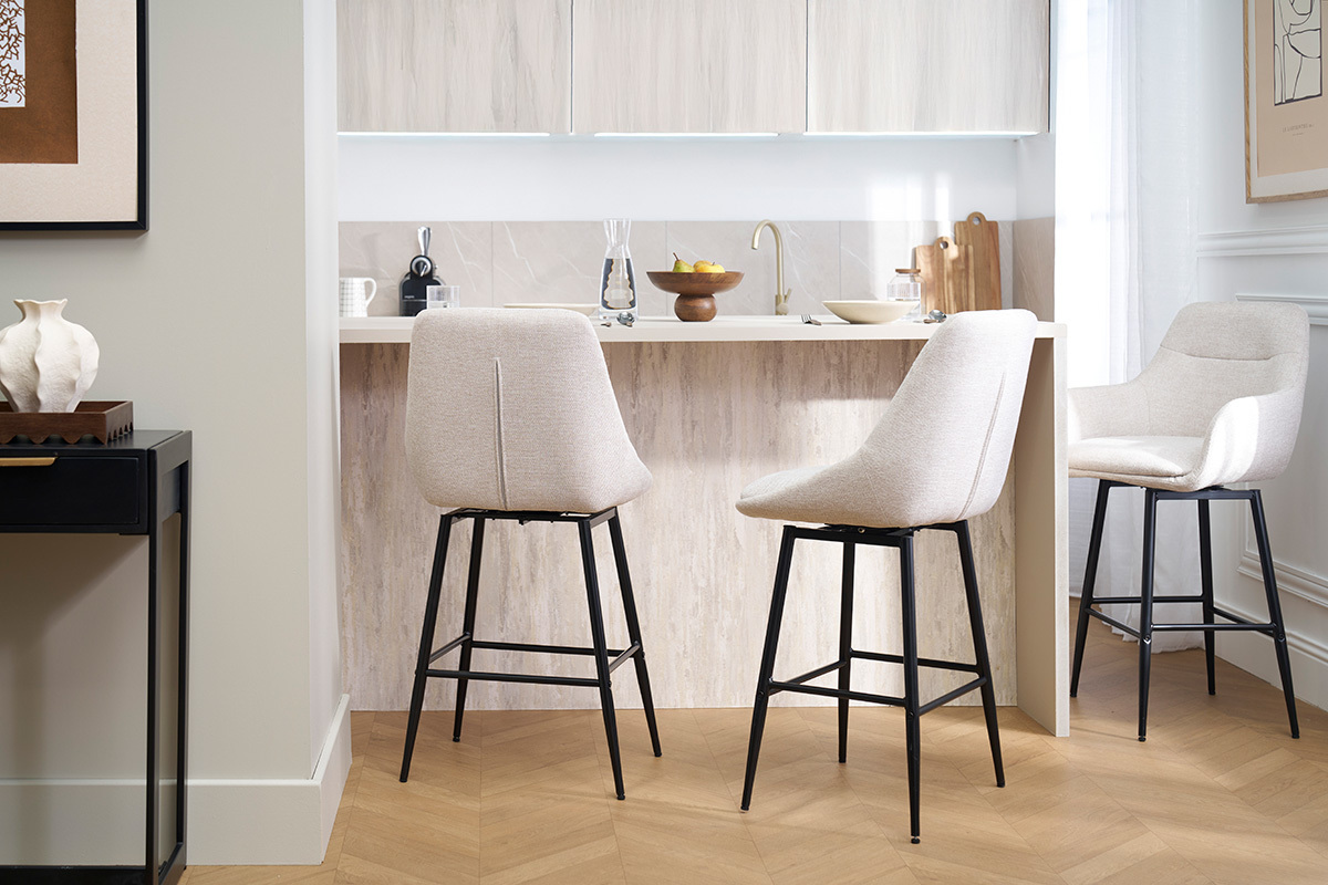 Sgabelli da bar girevoli a 360� in tessuto effetto velluto beige testurato e metallo H66 cm (set di 2) ALESS