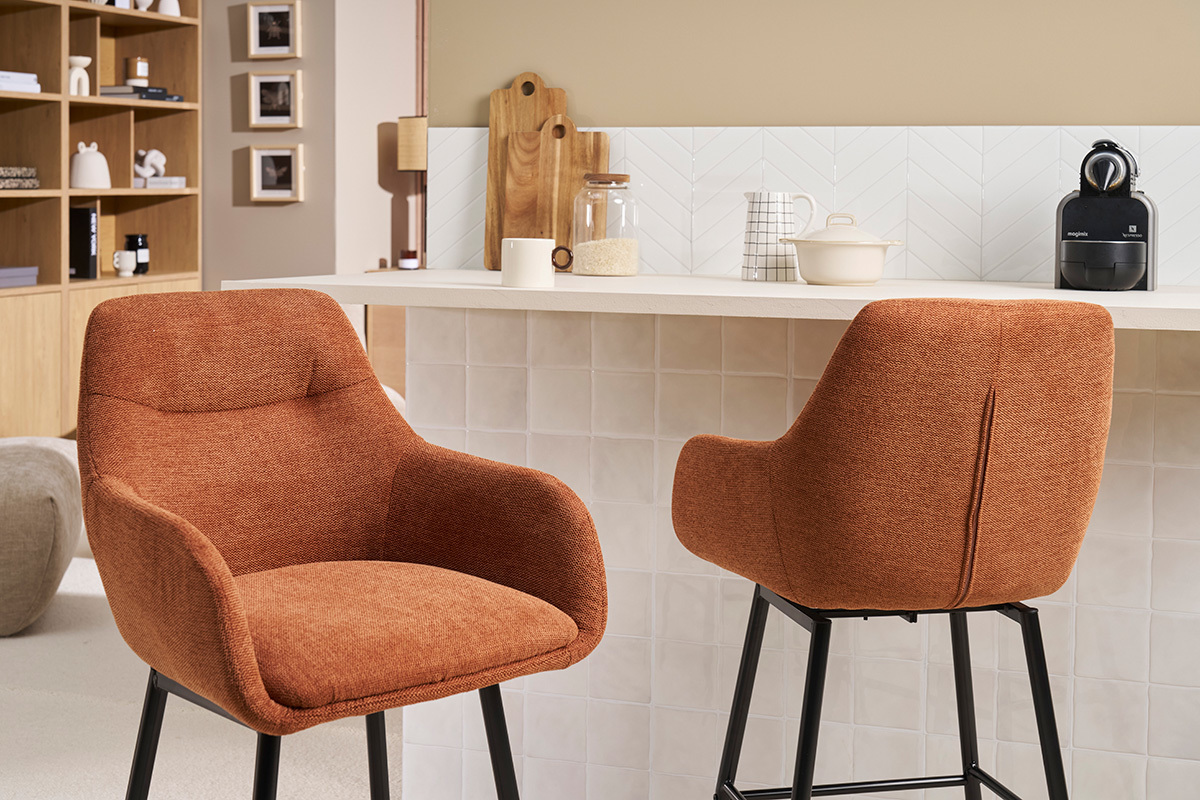 Sgabelli ALESS in tessuto terra bruciata e metallo, vicino a un bar, vista laterale.