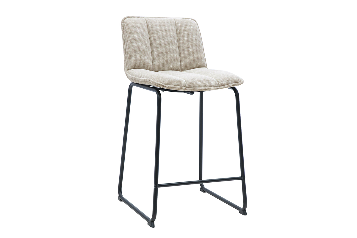 Sgabello da bar in tessuto chenille beige e metallo nero, vista a 3/4, H65.6 cm.