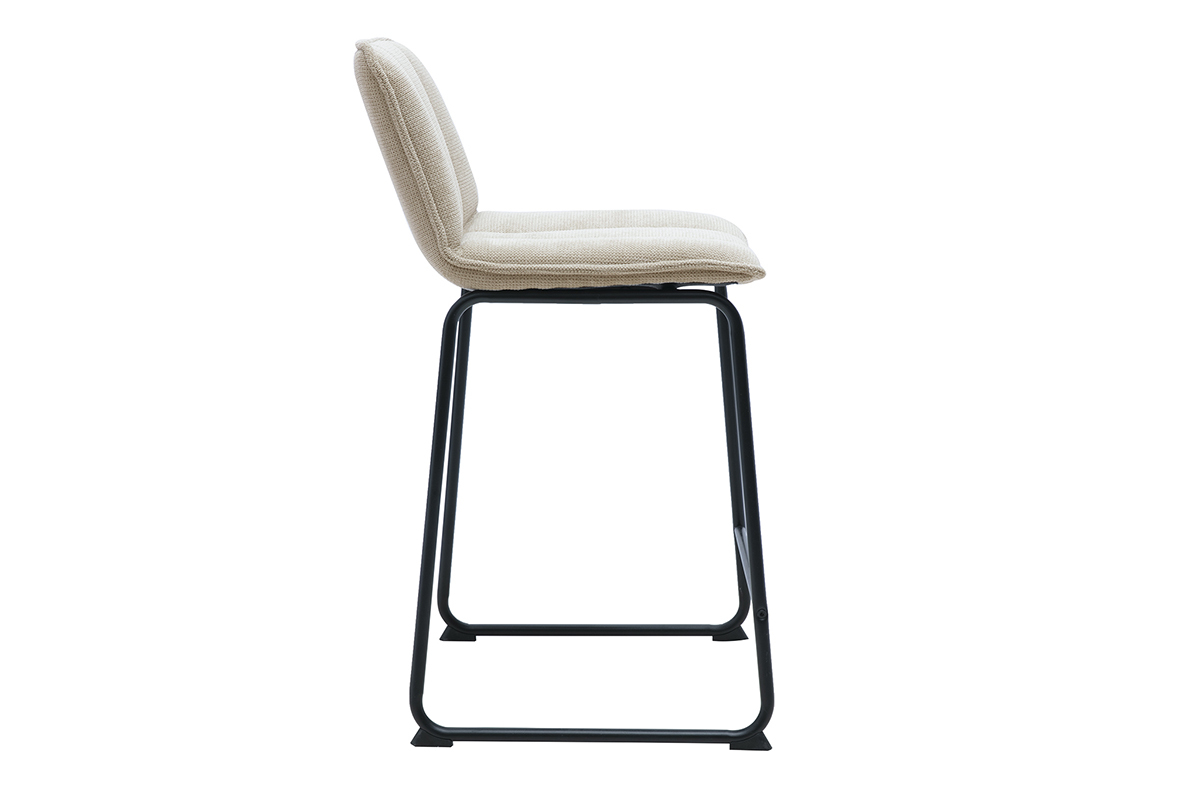 Sgabello da bar in tessuto chenille beige con base in metallo nero, vista di profilo.