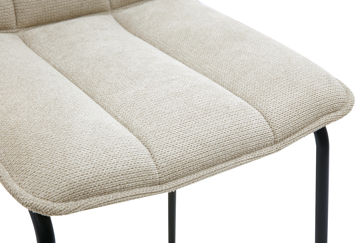Dettaglio dello sgabello in tessuto chenille beige con base in metallo nero, vista ravvicinata