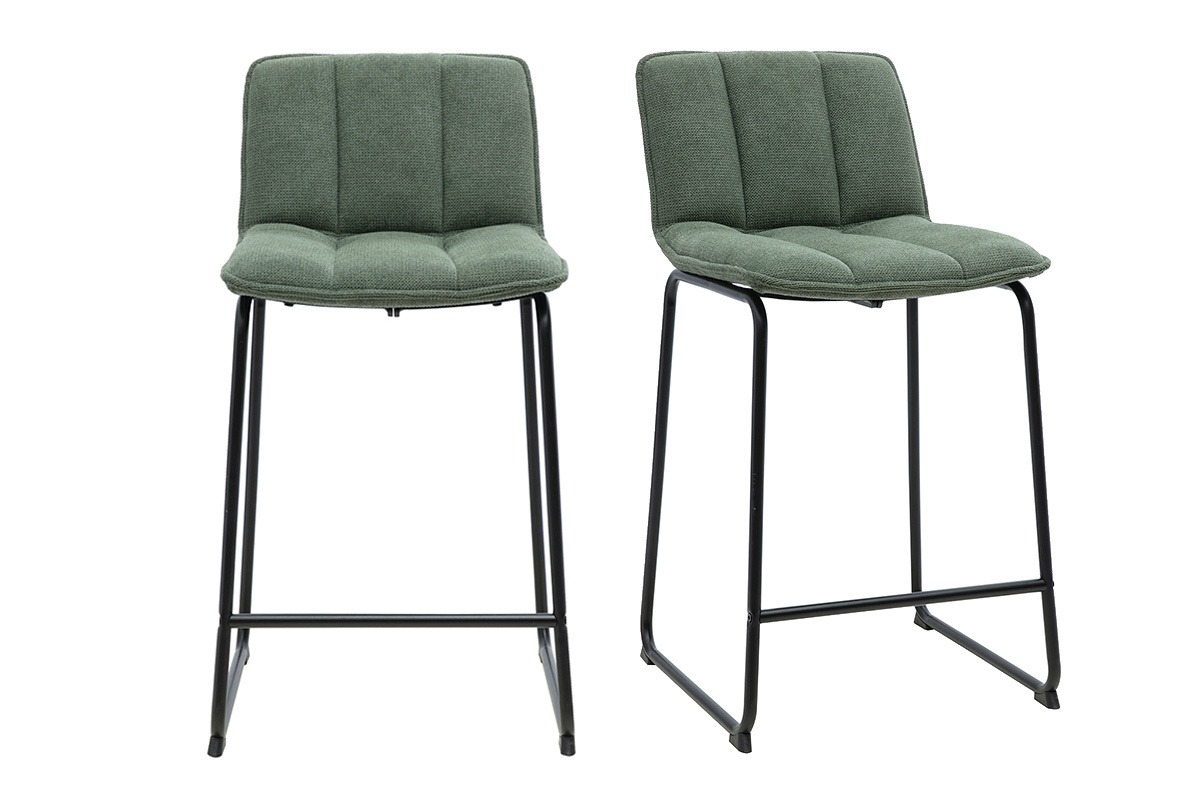Set di 2 sgabelli da bar in tessuto chenille verde kaki e metallo nero, vista frontale.