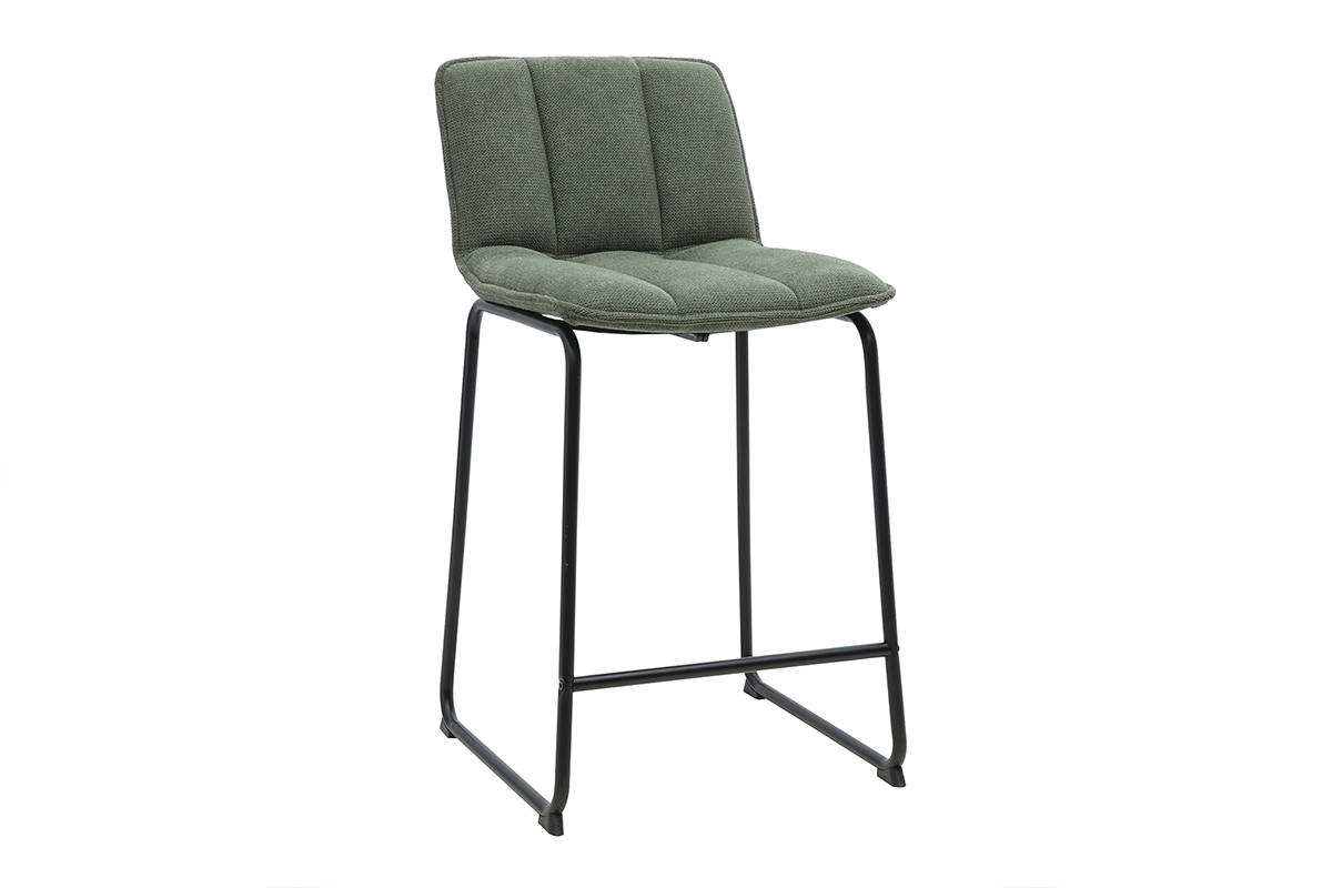 Tabouret de bar in tessuto chenille verde kaki, vista a 3/4 su base in metallo nero.