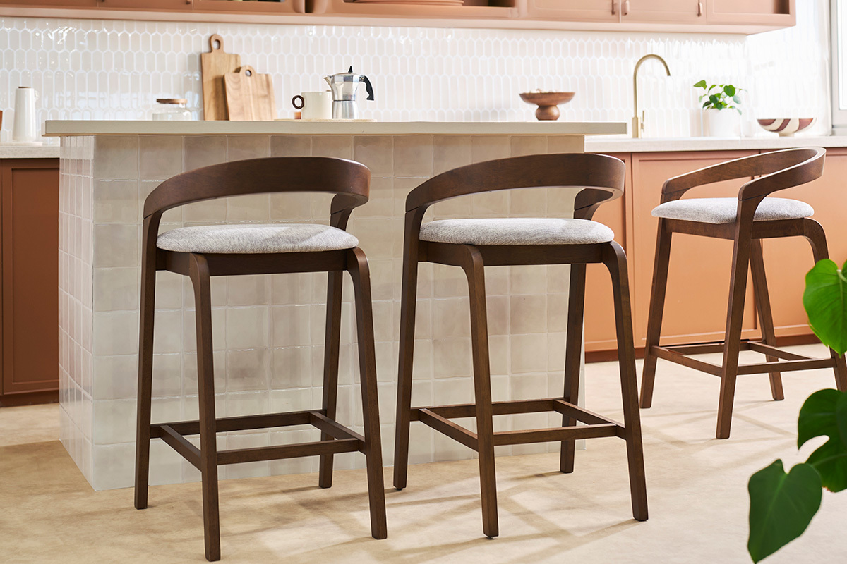 Sgabelli da bar in tessuto effetto velluto beige e legno chiaro H68 cm (confezione da 2) PULSO