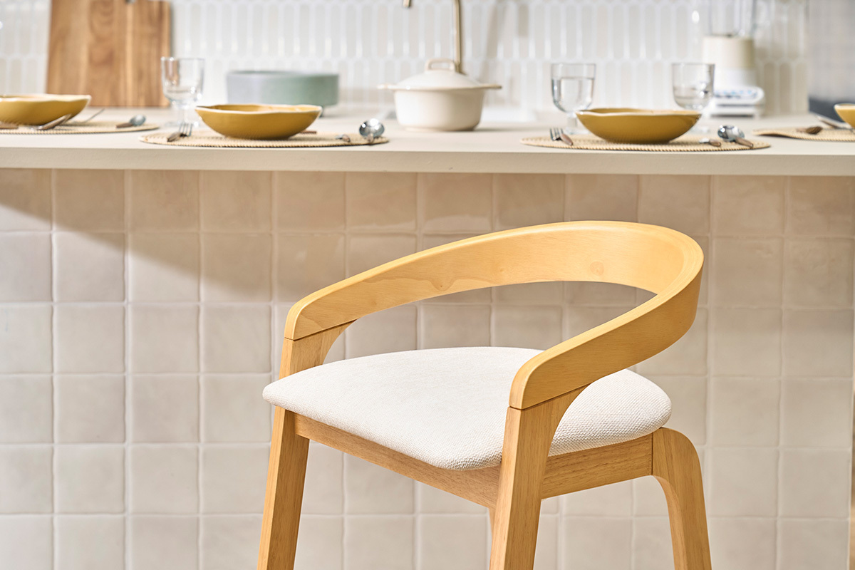 Sgabelli da bar in tessuto effetto velluto beige e legno chiaro H68 cm (confezione da 2) PULSO