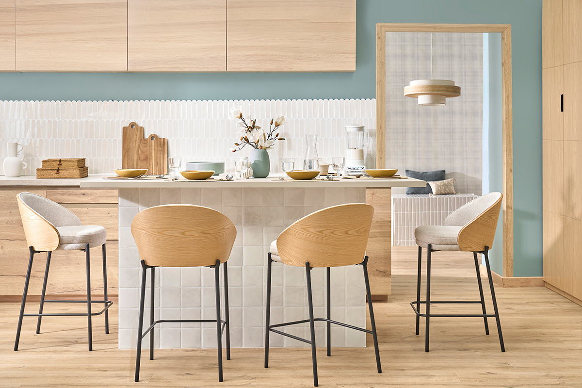 Sgabelli da bar in tessuto effetto velluto beige, legno scuro e metallo H65 cm (set di 2) TUCSON