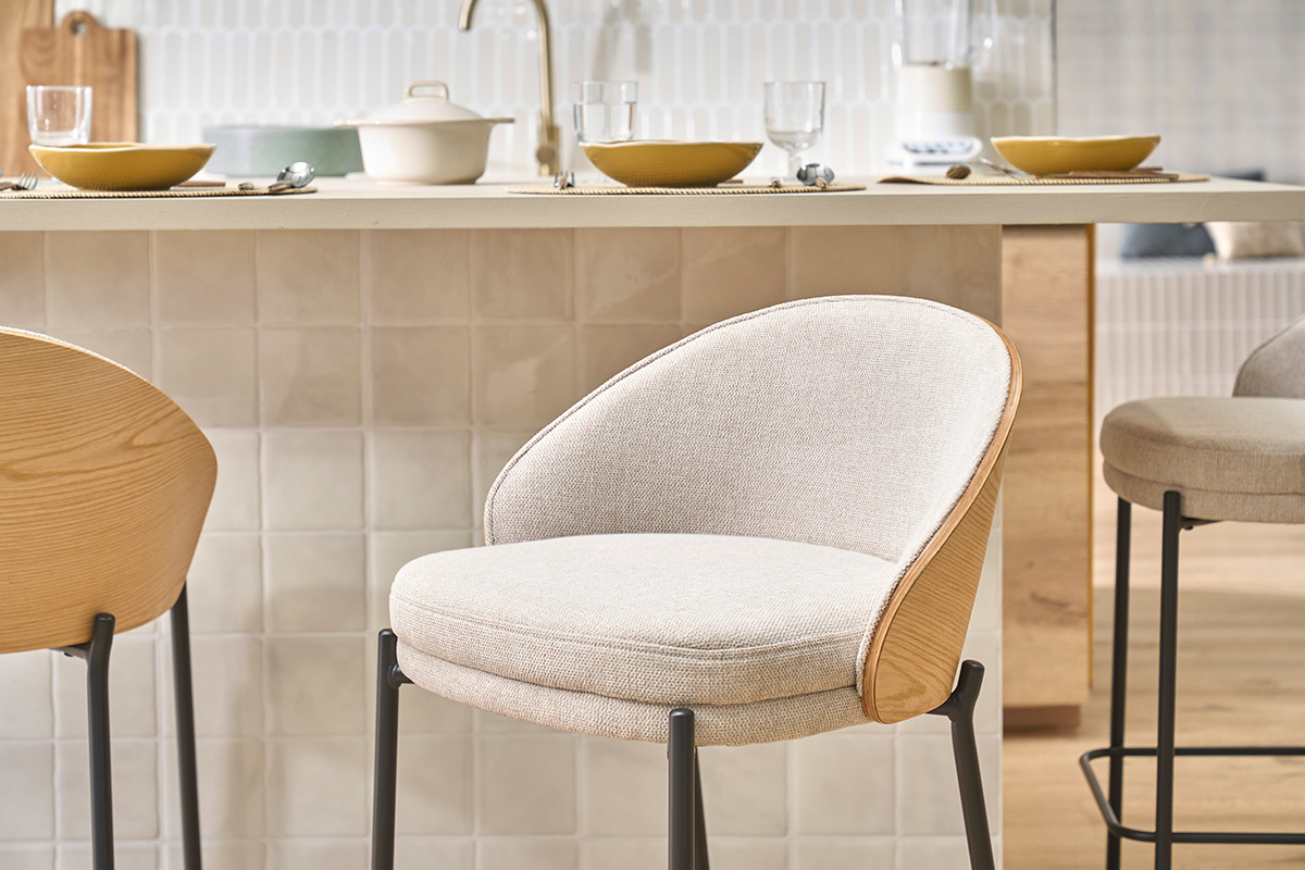 Sgabelli da bar in tessuto effetto velluto beige, legno scuro e metallo H65 cm (set di 2) TUCSON