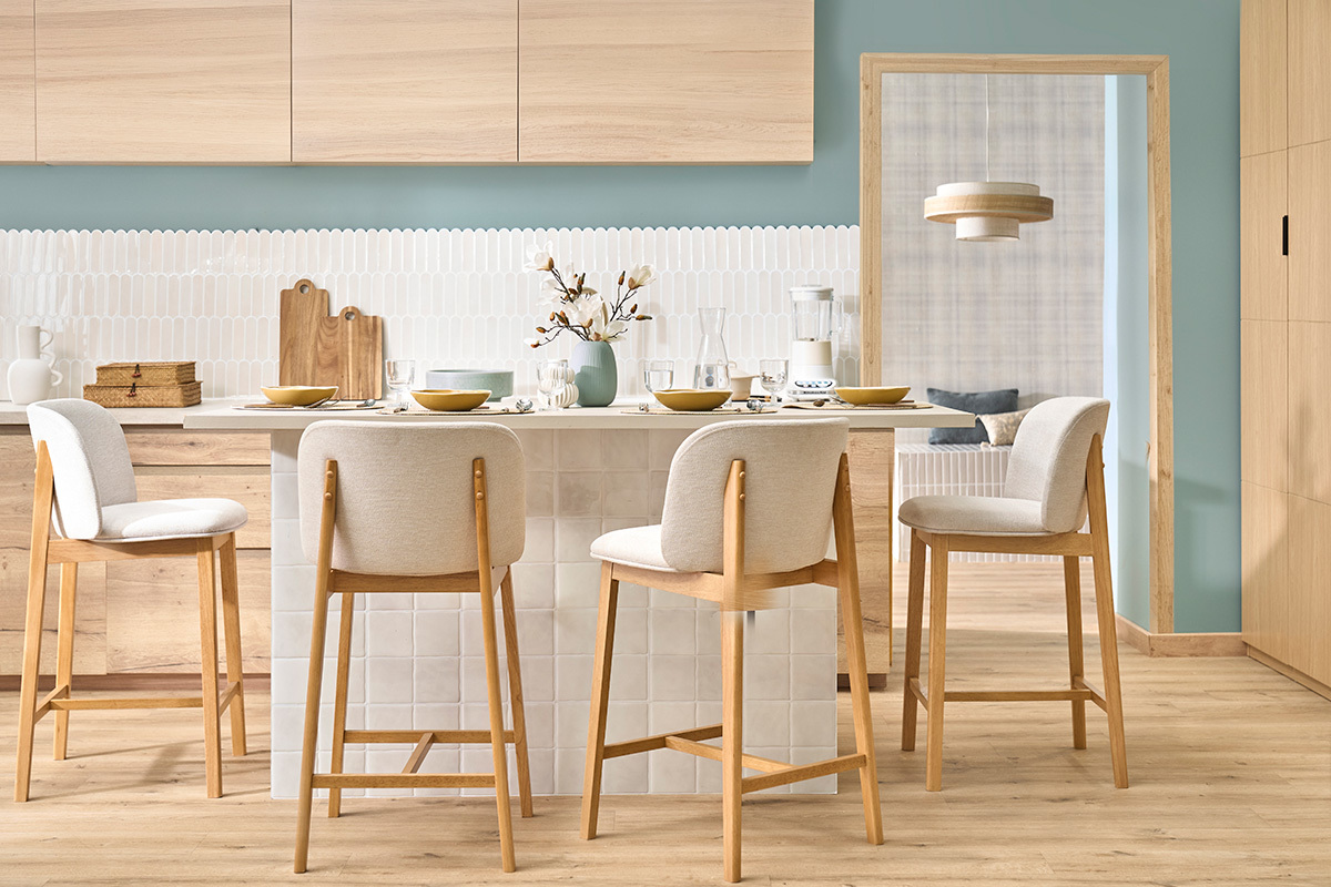 Sgabelli da bar in tessuto effetto velluto beige testurizzato e legno chiaro H69 cm (set di 2) TIEGA