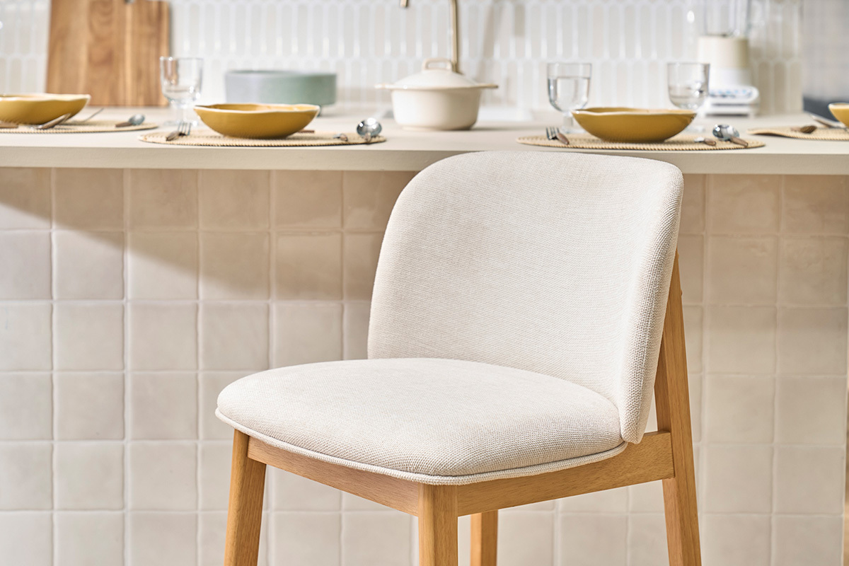 Sgabelli da bar in tessuto effetto velluto beige testurizzato e legno chiaro H69 cm (set di 2) TIEGA