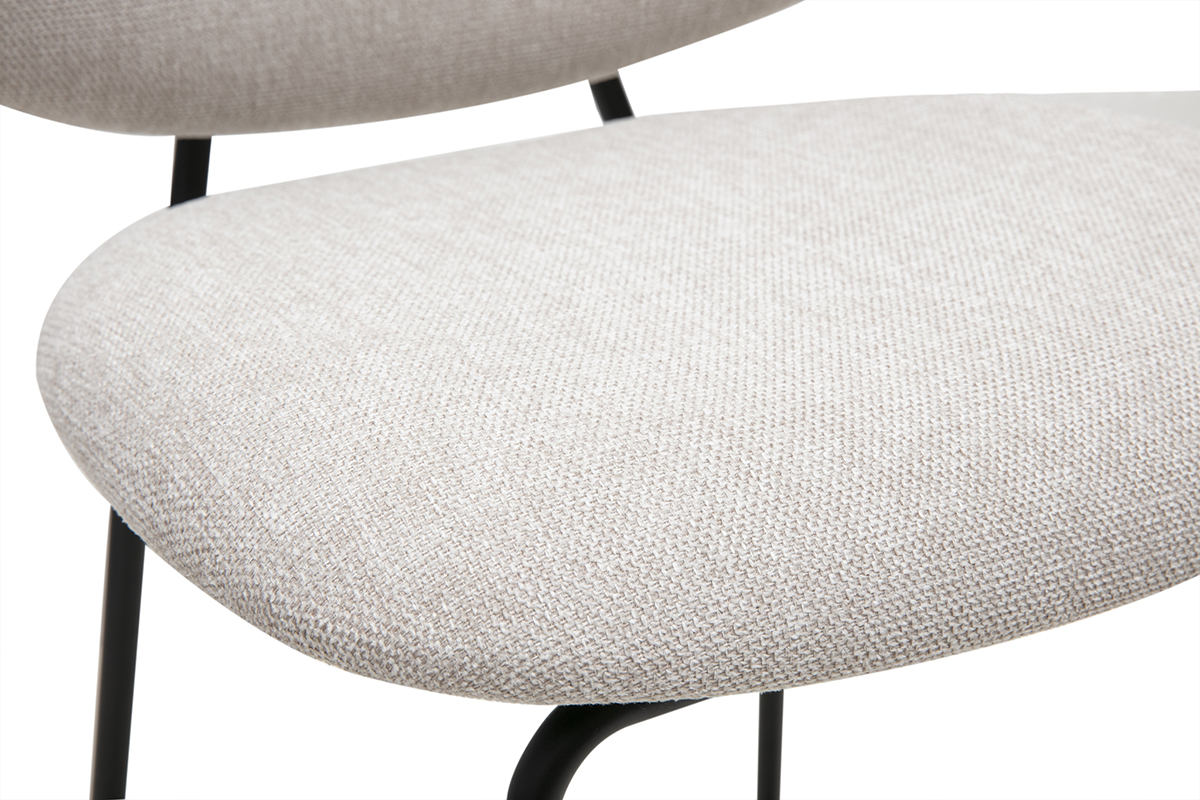 Seduta dello sgabello da bar in tessuto beige con struttura in metallo nero, vista ravvicinata.
