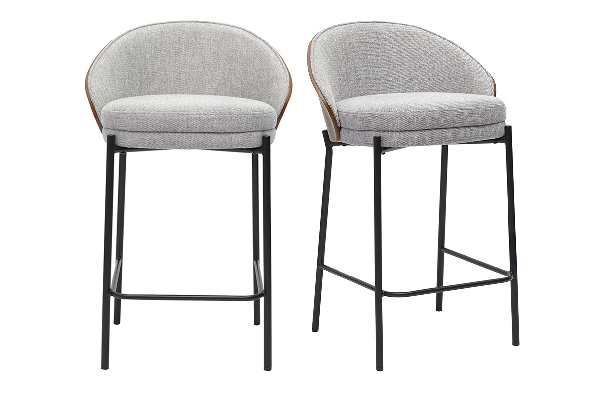 Due sgabelli da bar in tessuto grigio, legno scuro e metallo nero, vista frontale.