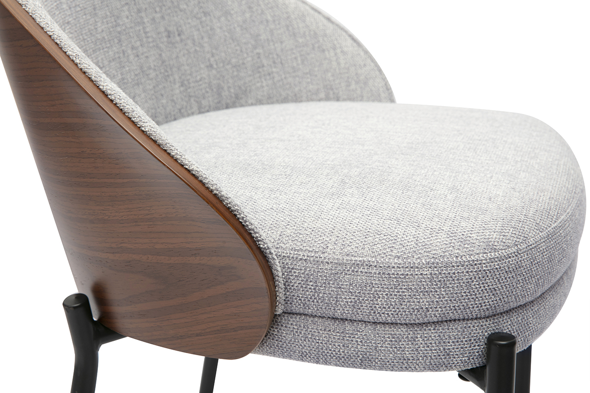 Sgabello in tessuto grigio texture con schienale in legno scuro e struttura in metallo nero, vista laterale.