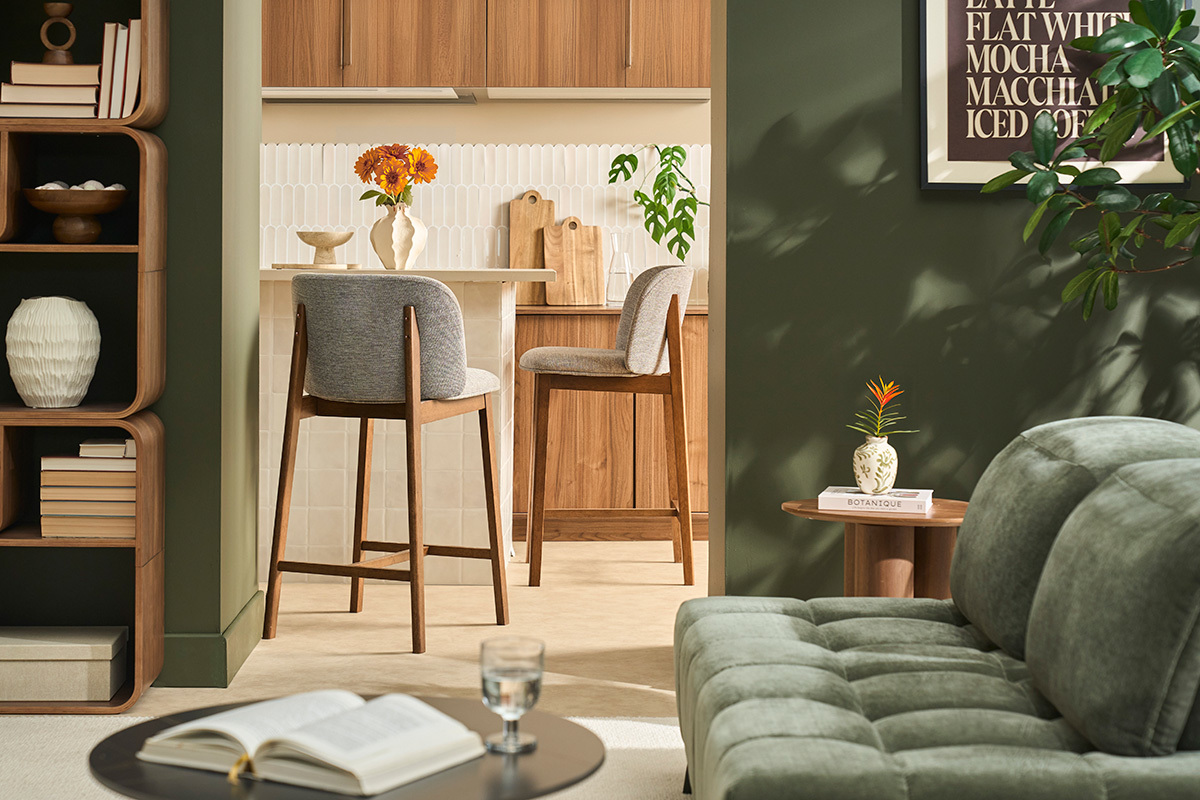 Sgabelli da bar in tessuto effetto velluto grigio texture e legno scuro H69 cm (set di 2) TIEGA
