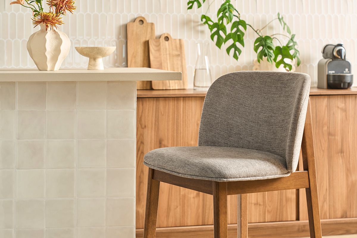 Sgabelli da bar in tessuto effetto velluto grigio texture e legno scuro H69 cm (set di 2) TIEGA