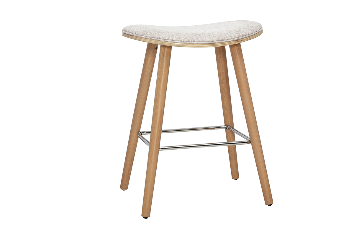 Sgabello da bar in tessuto effetto velluto beige con base in legno chiaro, vista a 3/4.