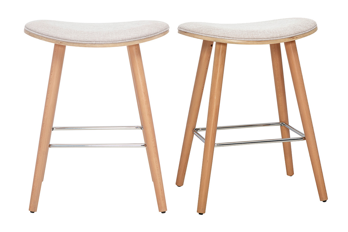 Sgabelli da bar in tessuto beige e legno chiaro, vista frontale, con poggiapiedi.