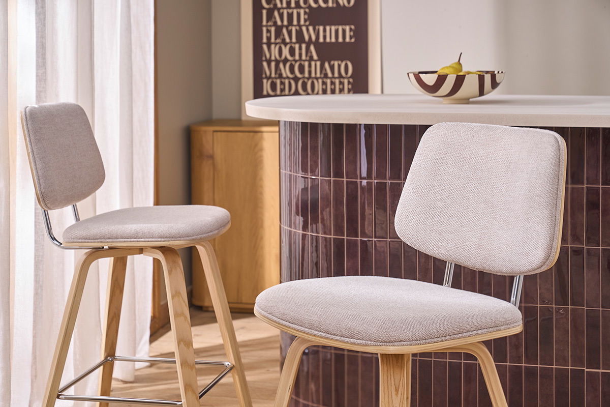 Sgabelli da bar in tessuto effetto velluto testurizzato beige e legno chiaro H66 cm (lotto di 2) SEGUR
