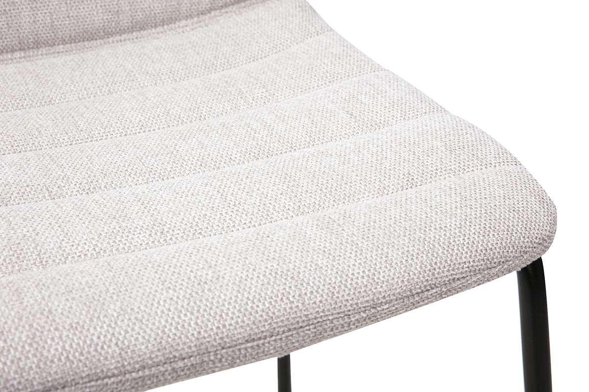 Dettagli dello sgabello in tessuto beige con cuciture orizzontali e base in metallo nero