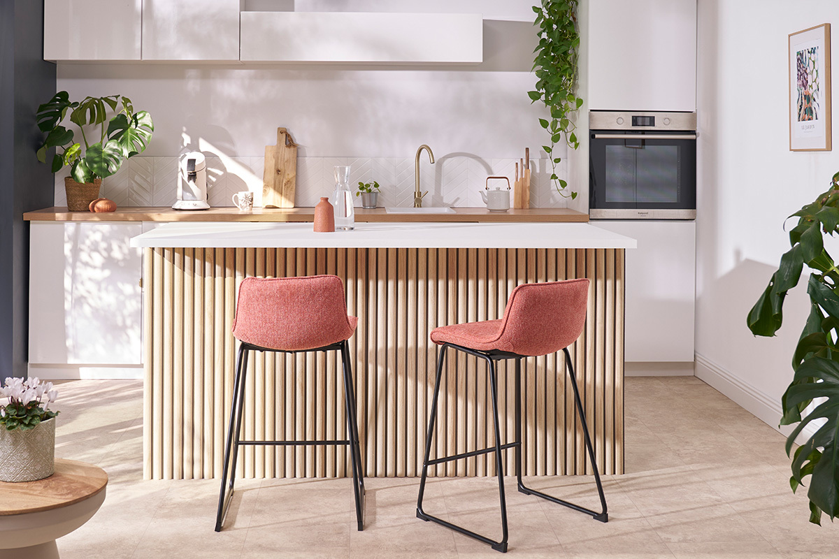 Sgabelli da bar in tessuto effetto velluto testurizzato color terracotta e metallo H65 cm (set di 2) BOOST
