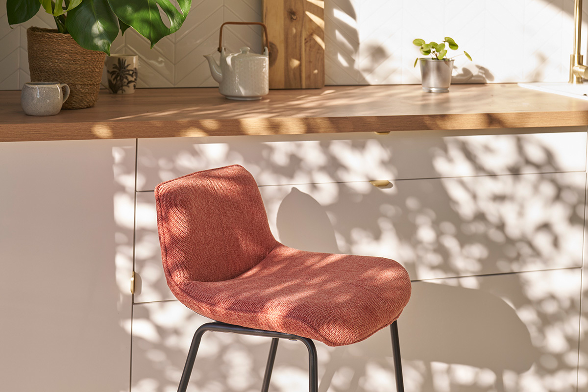 Sgabelli da bar in tessuto effetto velluto testurizzato color terracotta e metallo H65 cm (set di 2) BOOST