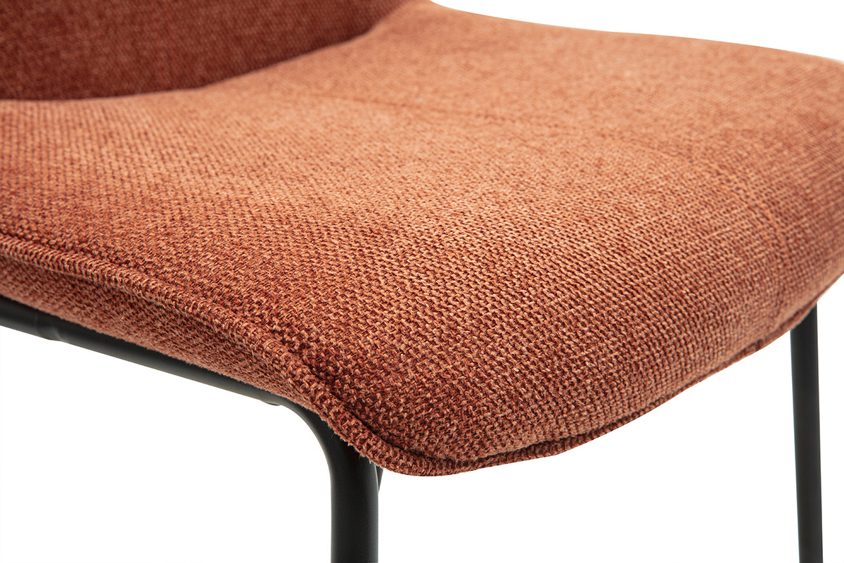 Primo piano di uno sgabello in tessuto color terra bruciata con gambe in metallo nero.