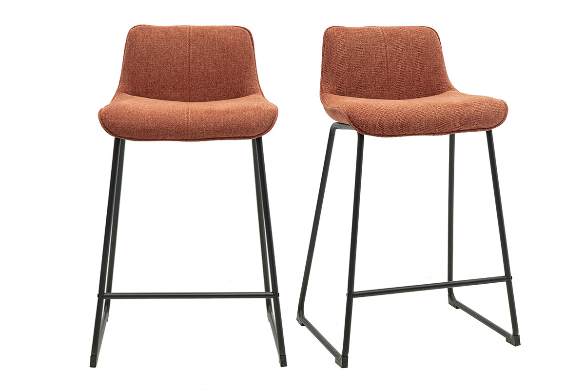 Due sgabelli da bar in tessuto terra bruciata e metallo nero, vista frontale.