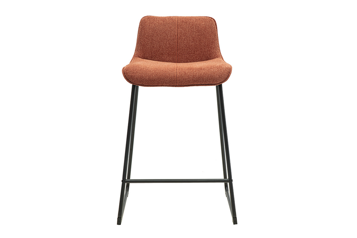 Sgabello da bar in tessuto terra bruciata con piedi in metallo nero, vista frontale.