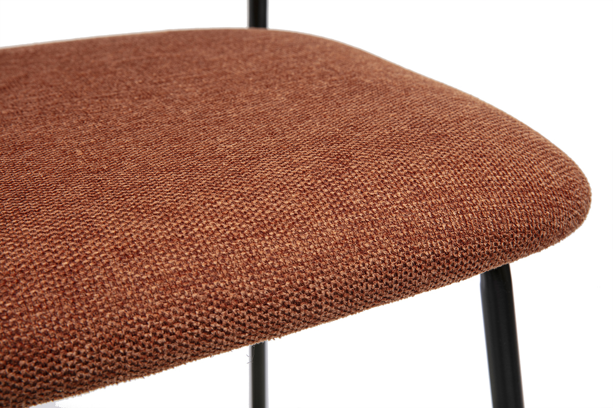 Primo piano del sedile in tessuto effetto velluto terra bruciata di uno sgabello da bar, piede in metallo nero.