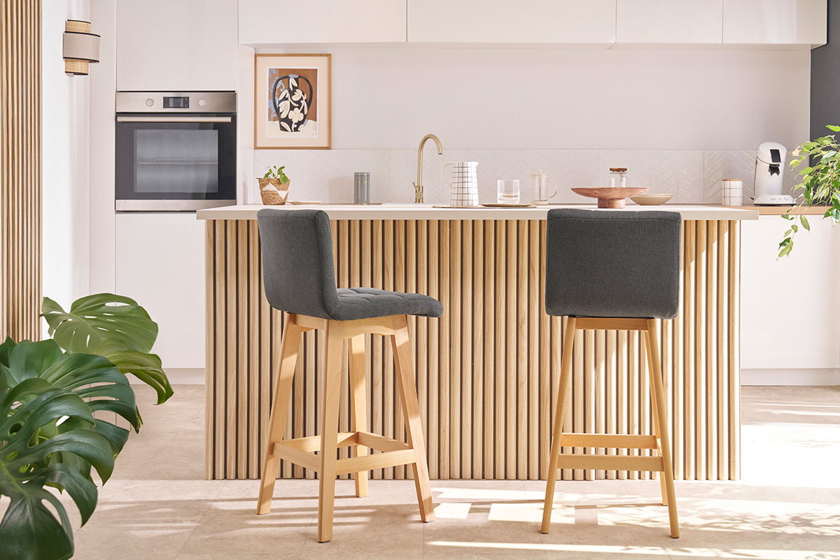 Sgabelli da bar in tessuto grigio chiaro e legno H67.5 cm (lotto di 2) KLARIS