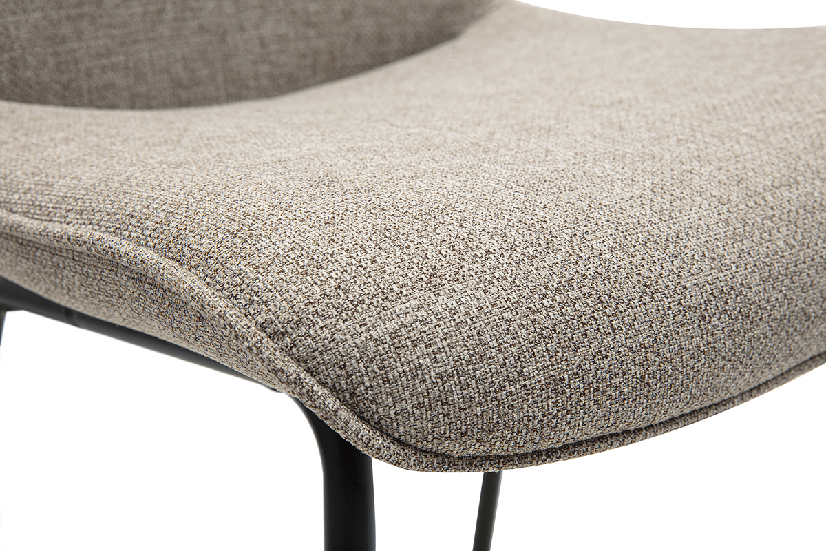 Primo piano su seduta in tessuto color talpa di sgabello con gambe in metallo nero.