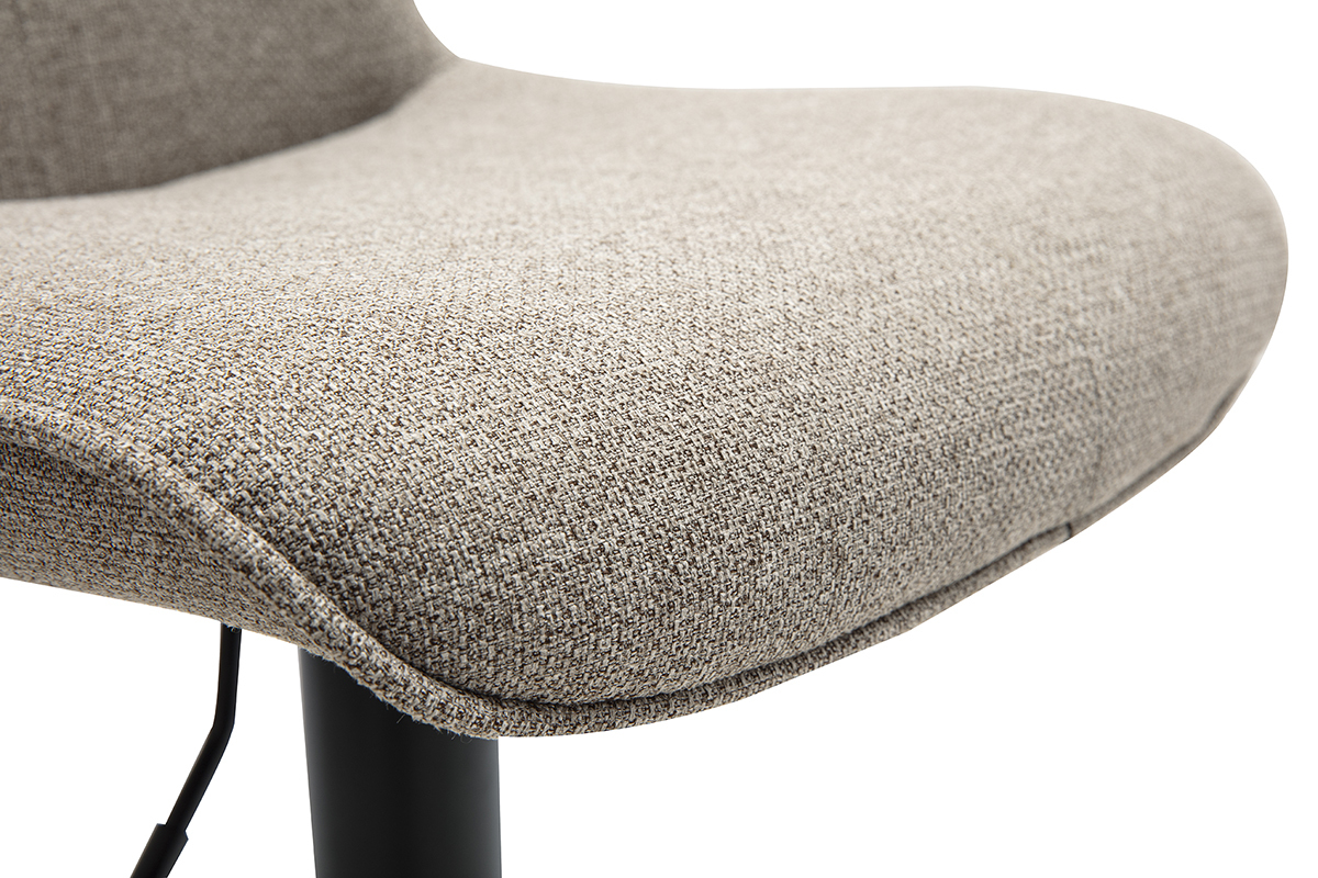 Primo piano sul sedile taupe in tessuto di uno sgabello da bar con piede in metallo nero.