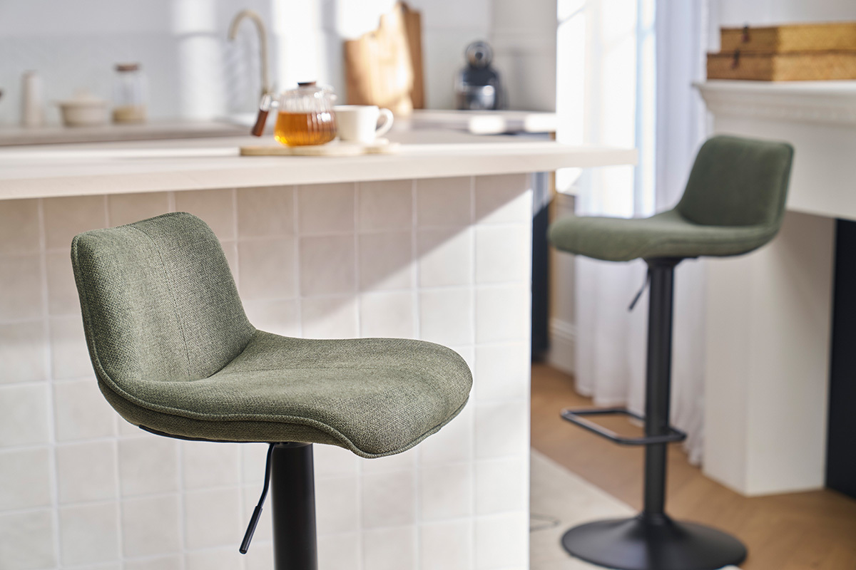 Sgabelli da bar regolabili girevoli a 360 in tessuto verde kaki e metallo nero (set di 2) BOOST