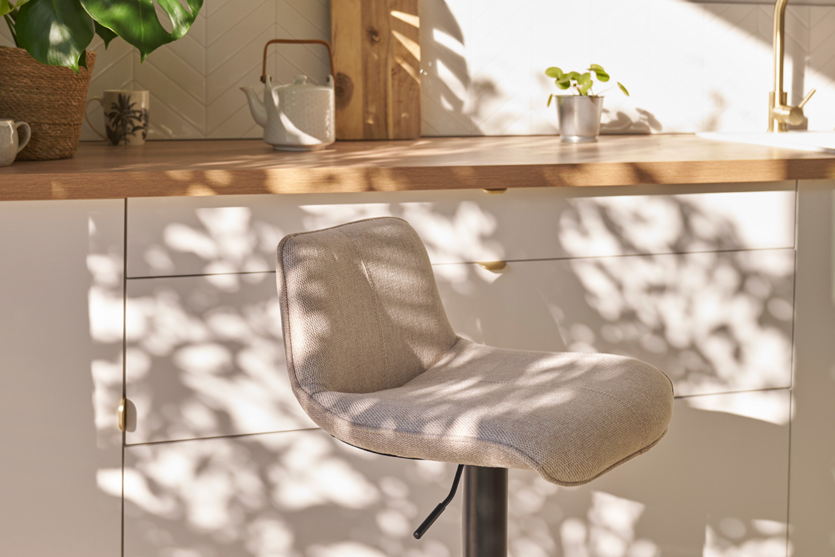 Sgabelli da bar regolabili girevoli a 360� in tessuto effetto velluto testurizzato beige e metallo (set di 2) BOOST